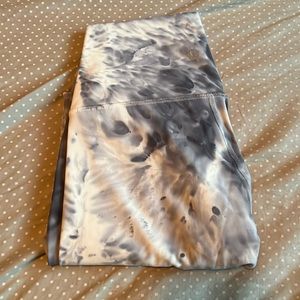 LULULEMON WUNDER UNDER MARBLE PRINT SIZE 4